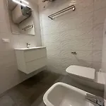 Bright Flat Near The In شقة بيبيوني