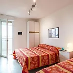 شقة Bright Flat Near The In