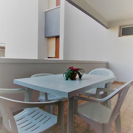 Апартаменти Bright Fllat Near The In