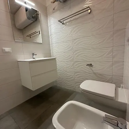 Bright Fllat Near The In Апартаменти Бібіоне